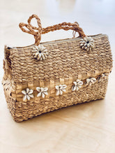 Load image into Gallery viewer, Vintage Straw Purse with Cowry Flowers